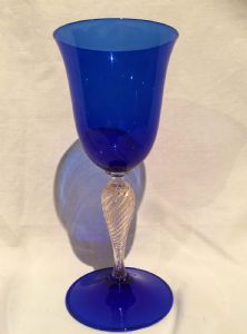 CALICE IN VETRO SOFFIATO COLOR BLU COBALTO, STELO RITORTO CON POLVERE D’ORO –BICCHIERI DI MURANO – Firmato Pauly